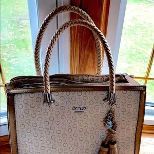 Guess handbag with 2 pockets and 2 handles. Slightly used, good condition.